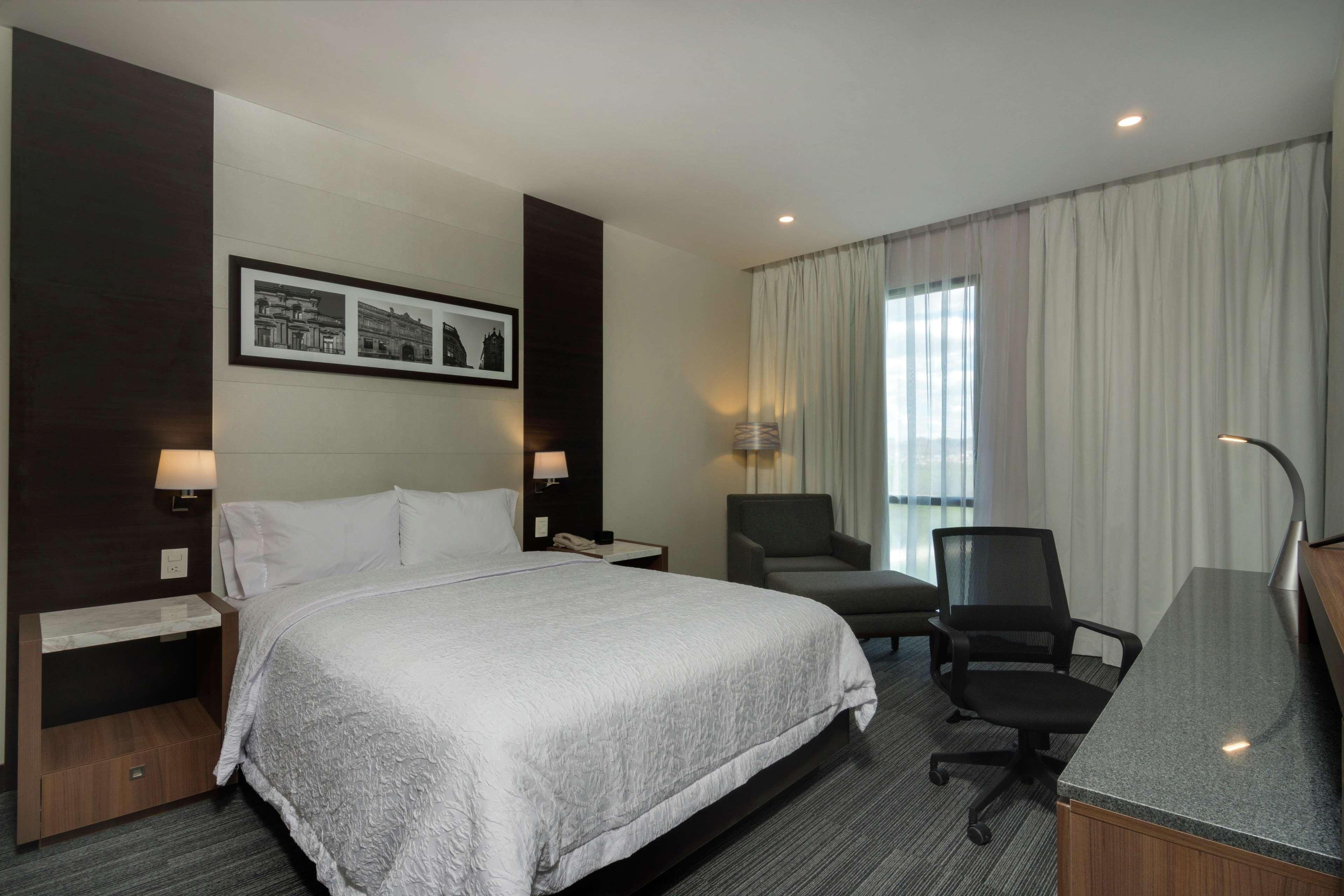 STANDARD, QUEEN BED, LAKE VIEW