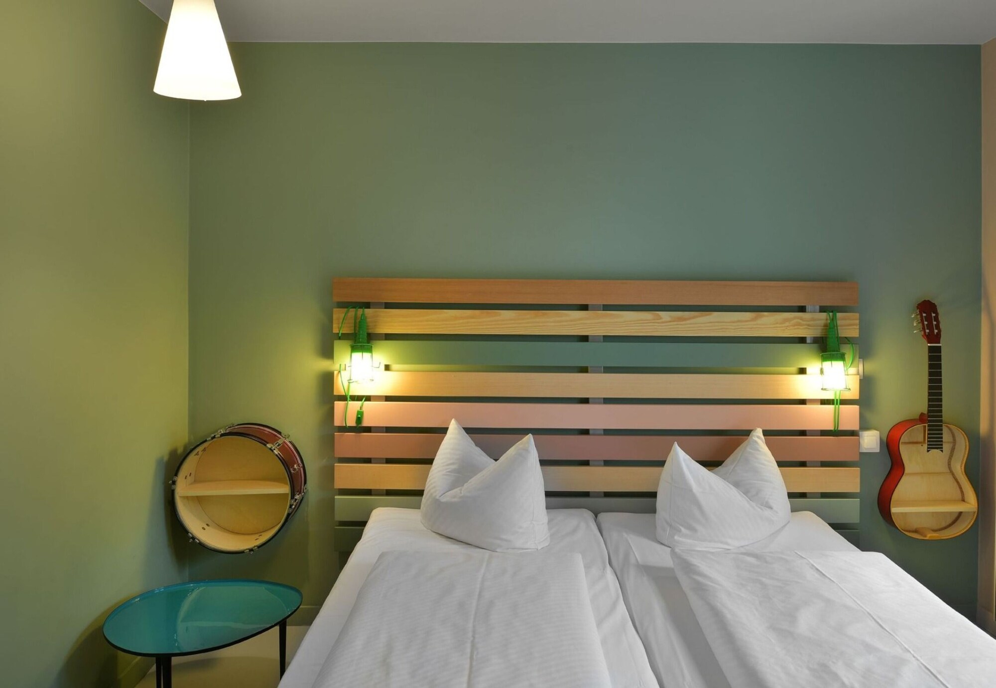 ROOM, TWIN BEDS