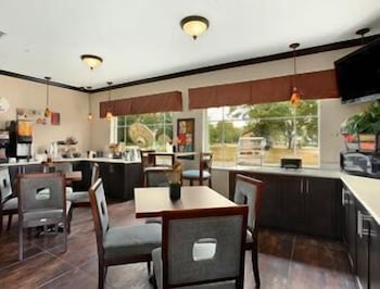 Super 8 by Wyndham Mansfield LA 10/17