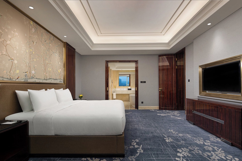 1 Bedroom, Suite, Living and Dining Areas
