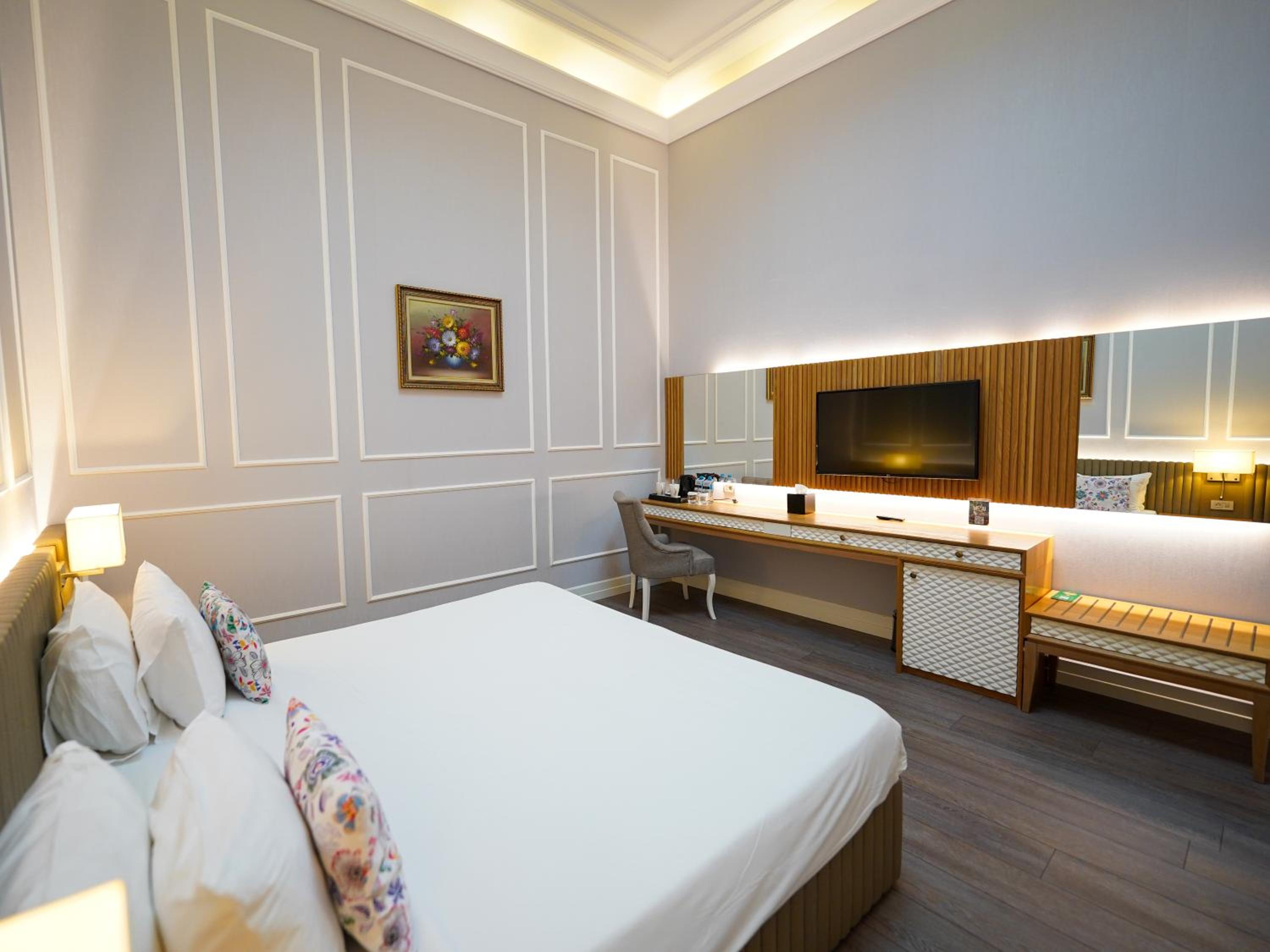 Budget, Queen Bed, No Window