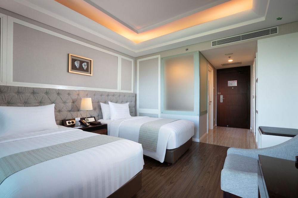 LAKE, DELUXE, TWIN BEDS, SMOKING