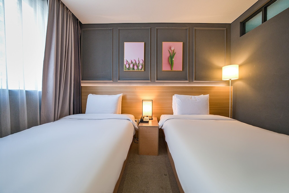 FEMALE ONLY, STANDARD, TWIN BEDS