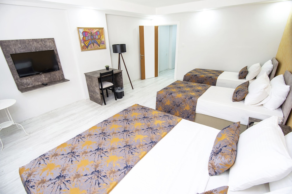 The Breeze Hotel 24/60