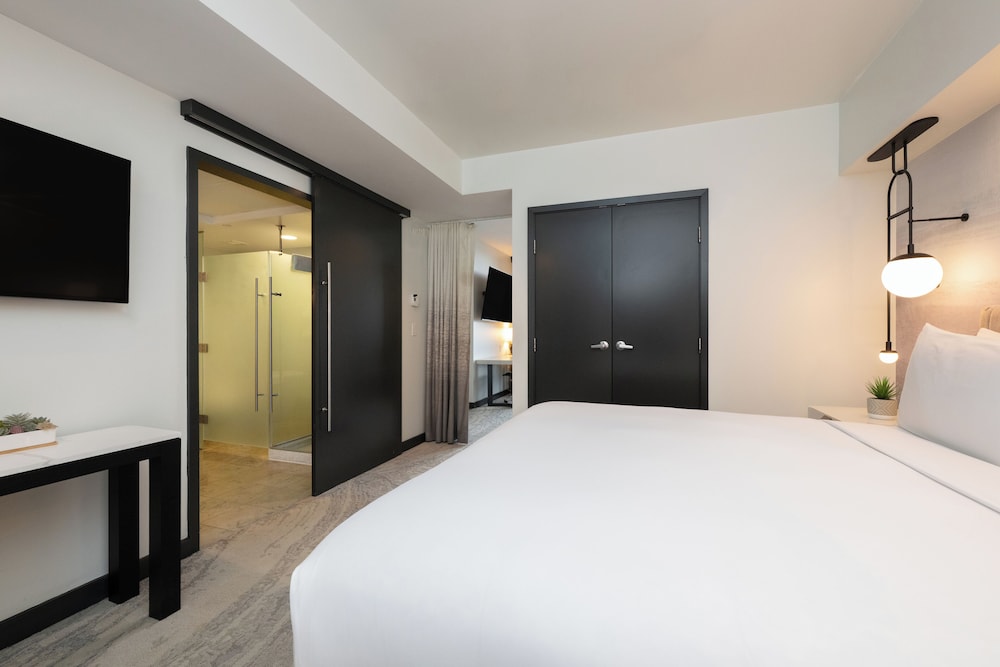 Junior Suite, King Bed, Water View