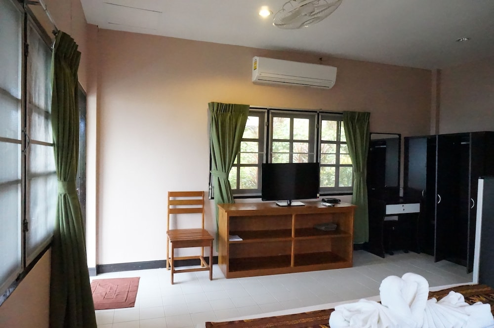 Kata Beachwalk Hotel And Bungalows 51/74