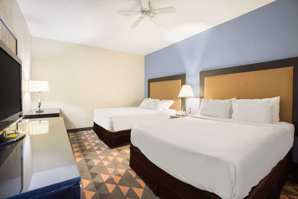 Days Inn by Wyndham Mackinaw City/Bridgeview Area 20/61