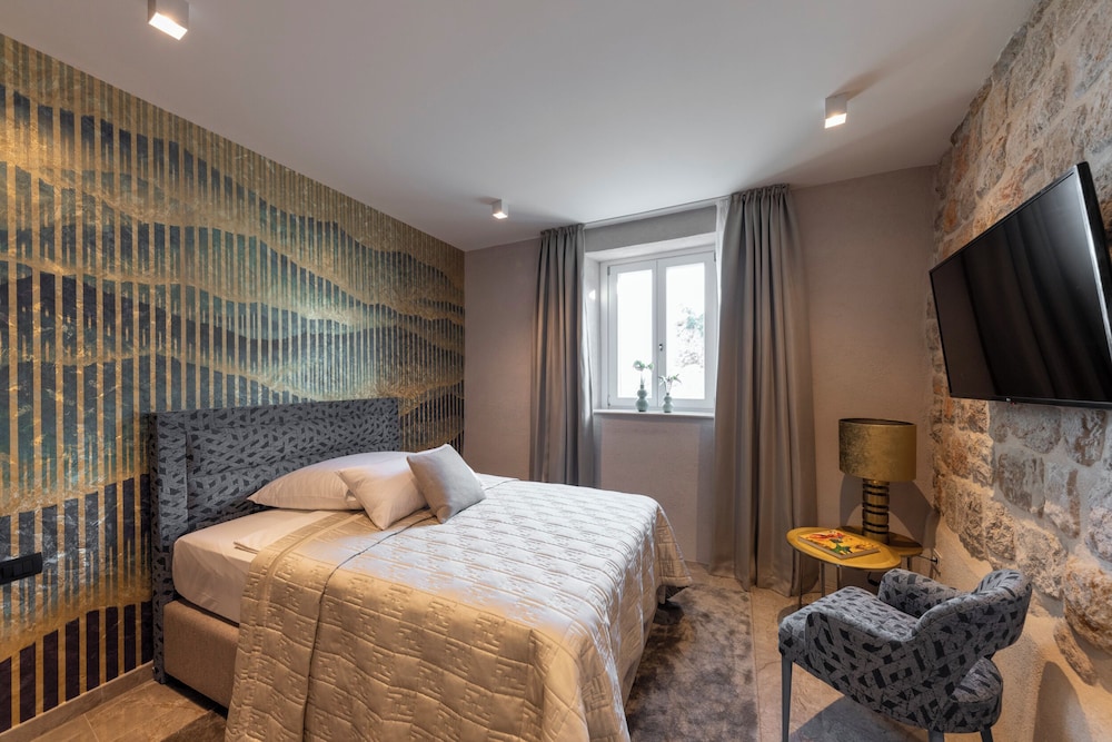 Sea Rocks Residence 7/40
