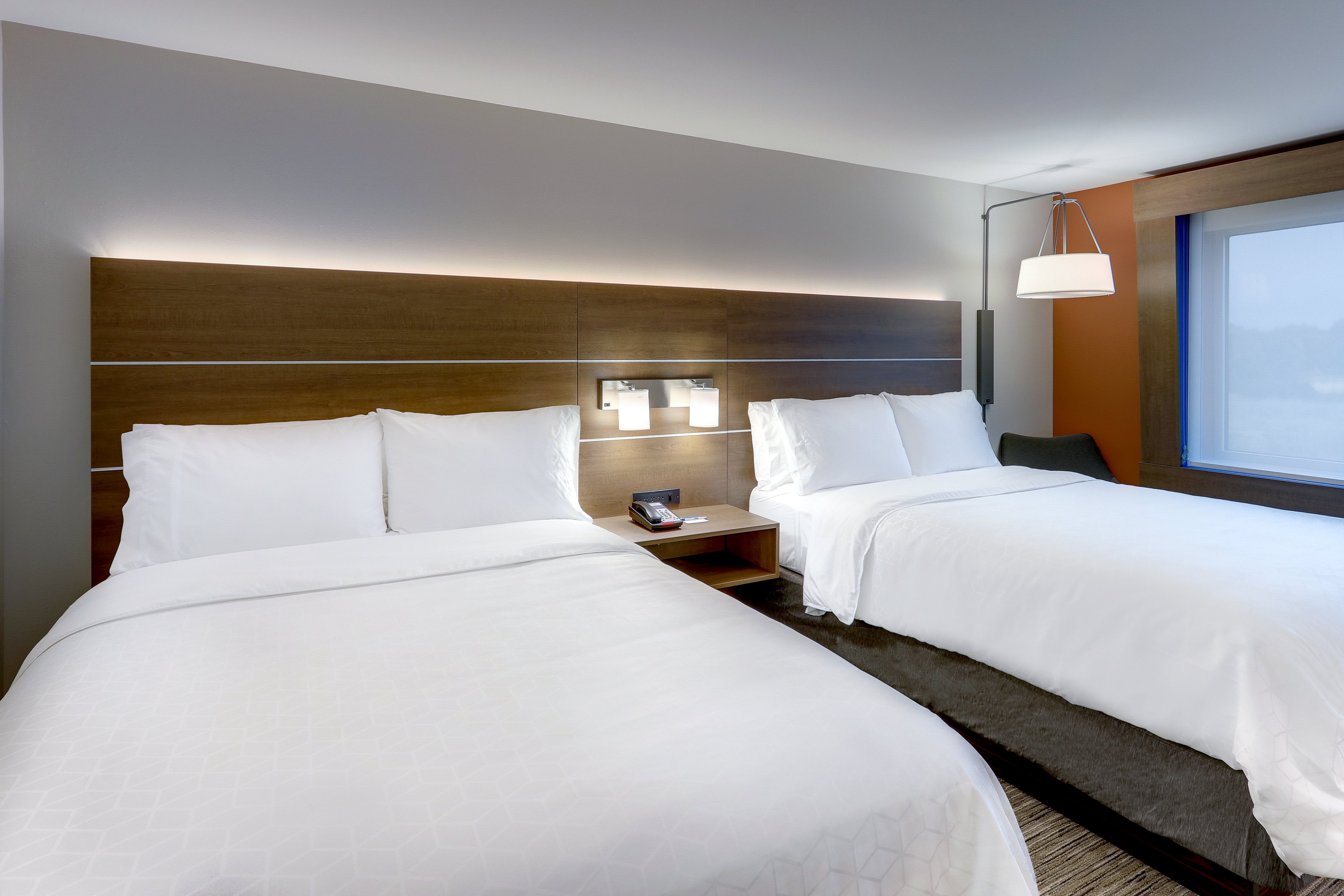 Holiday Inn Express Suites Middletown Goshen 33/71