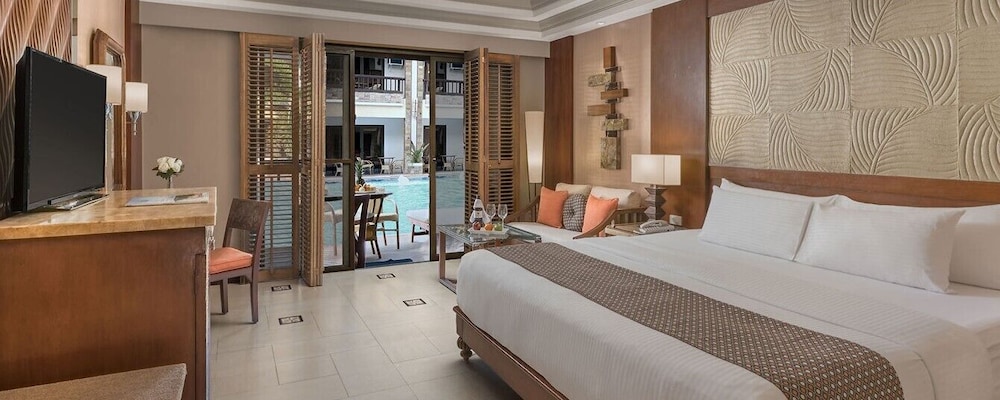Premier, 1 Queen and 1 Single Bed, Direct Pool Access