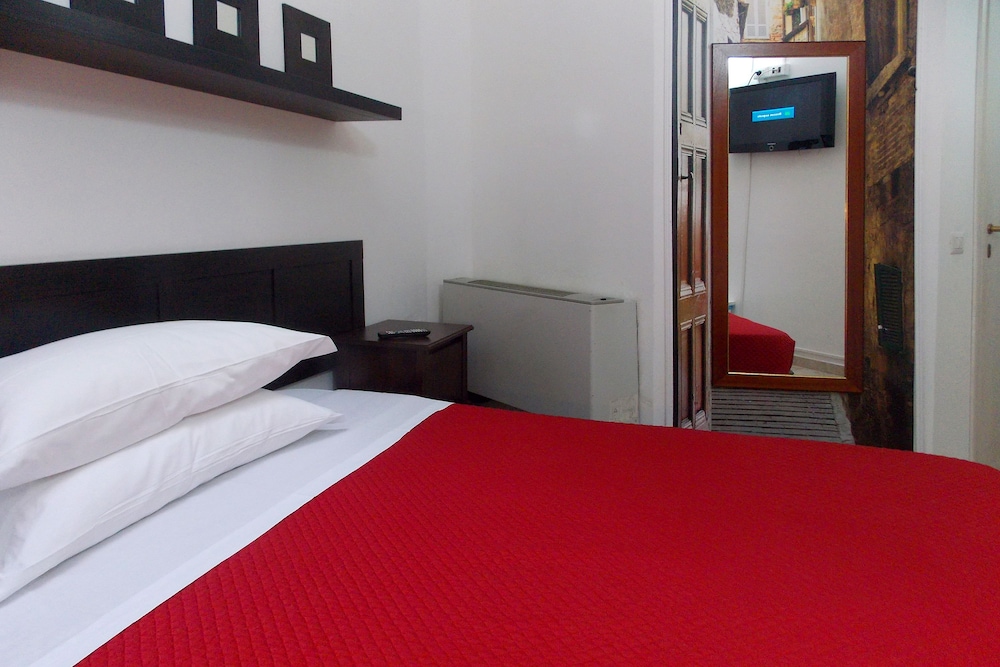 ROOM, DOUBLE OR TWIN BED