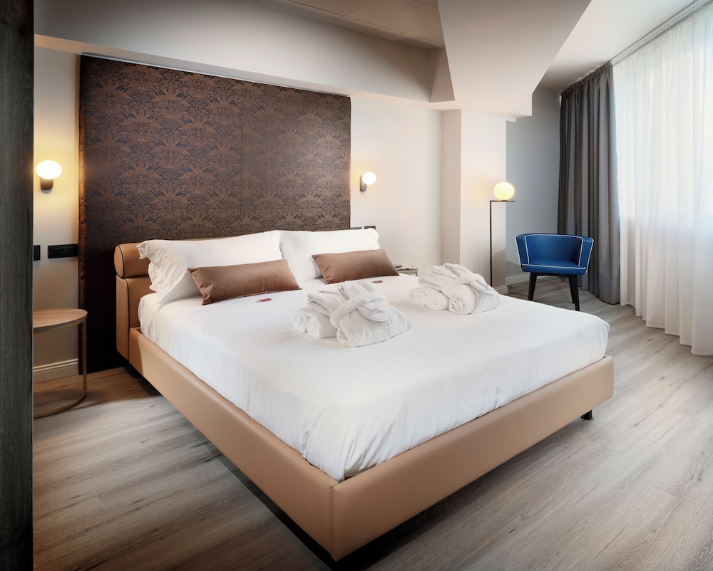 Suite, Hill View