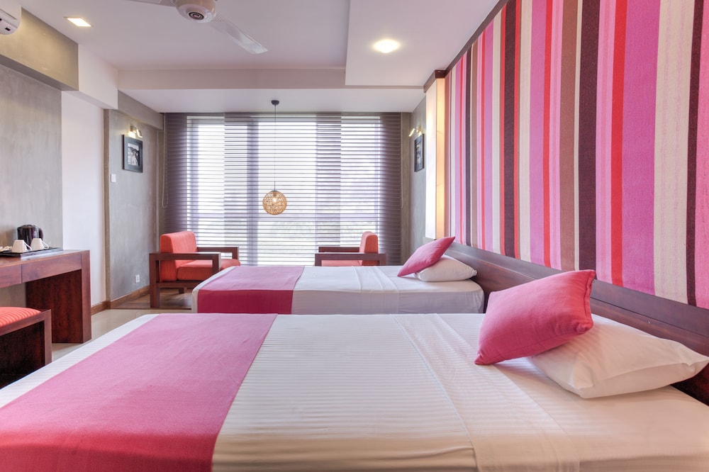 Topaz Hotel 18/60