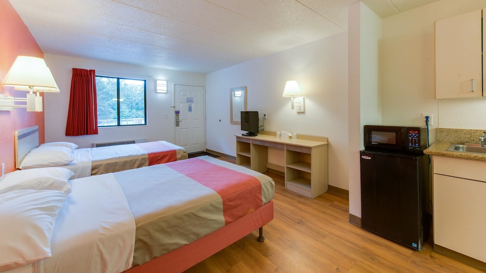 Travelodge by Wyndham Norfolk Airport 12/48