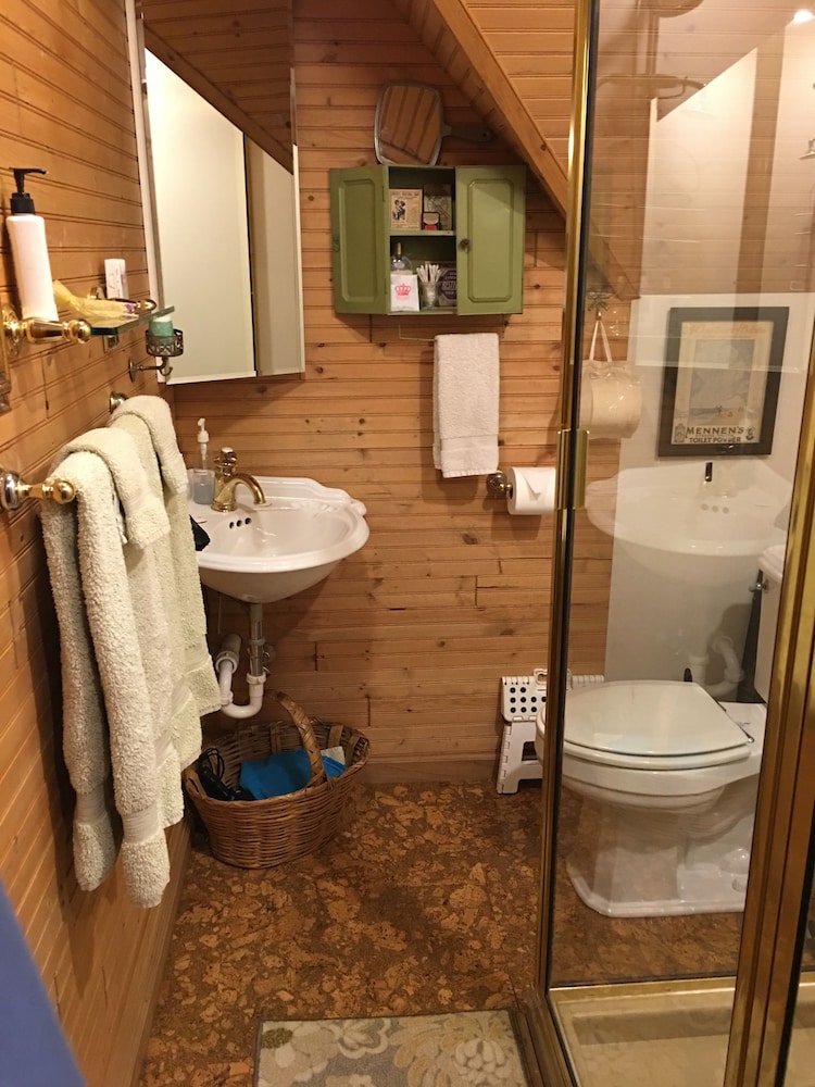 The Queen, A Victorian Bed and Breakfast 30/74