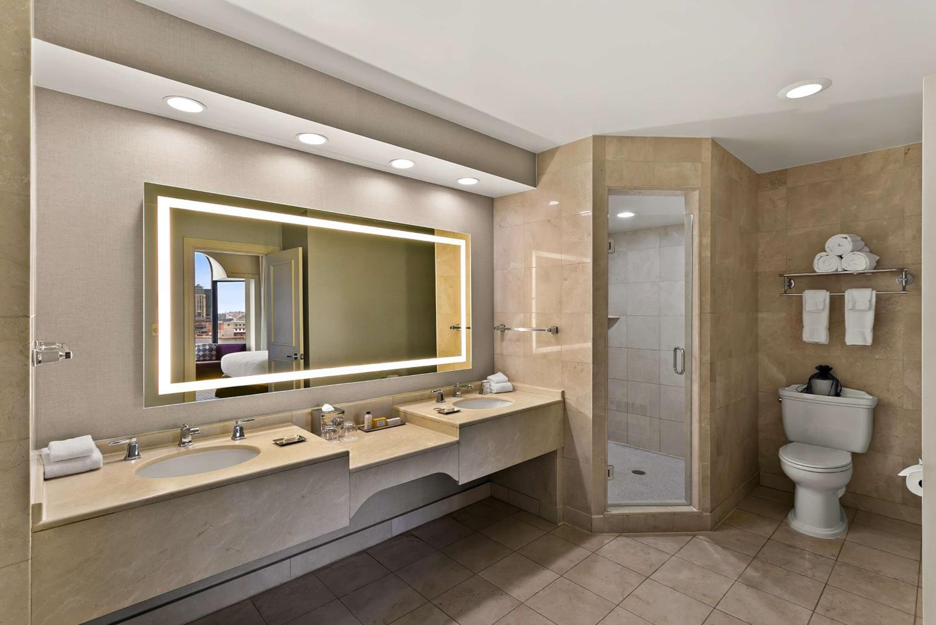 PREMIER, SUITE, KING BED, HARBOUR VIEW