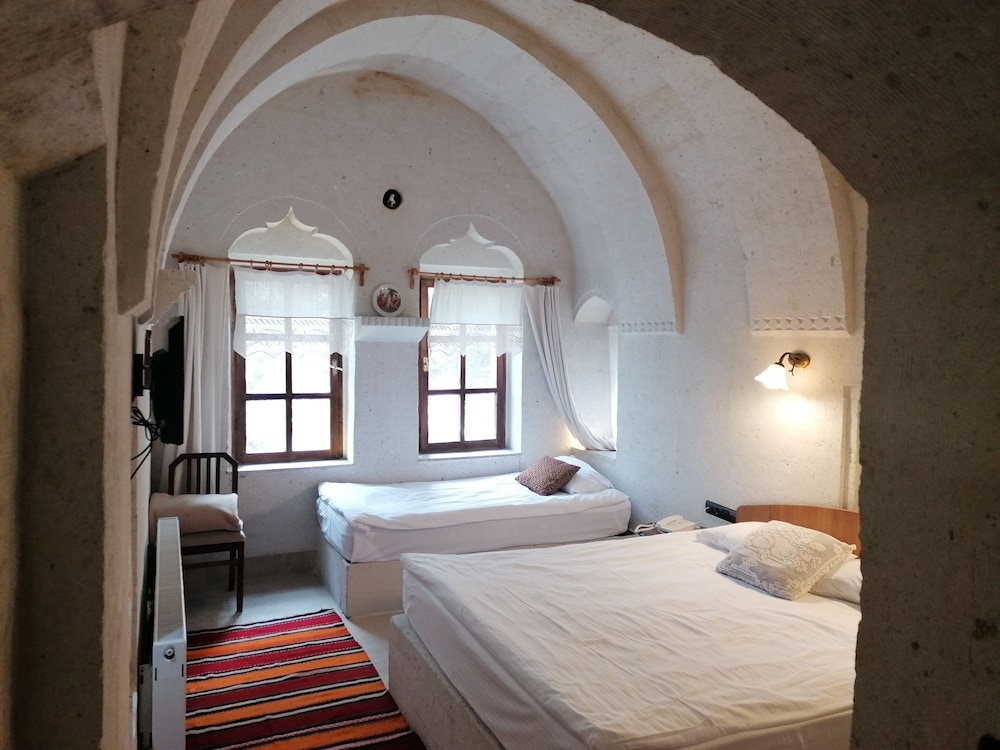 El Puente Cave Hotel 8/50