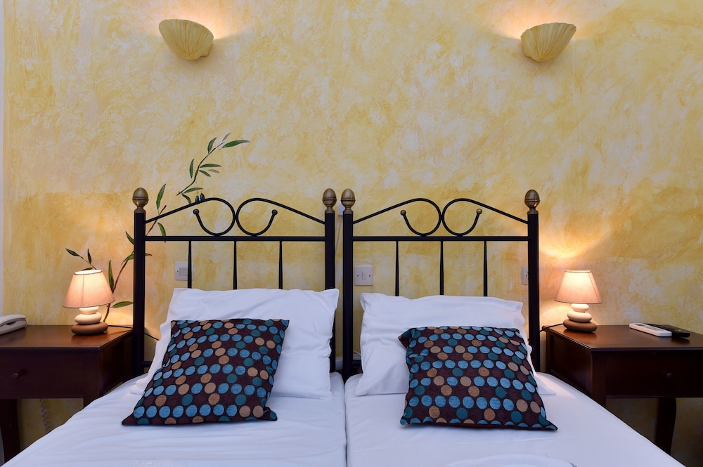 Afrodite Hotel 11/80