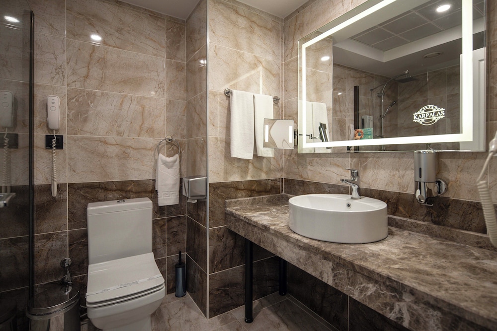 Karpalas City Hotel & Spa 70/70