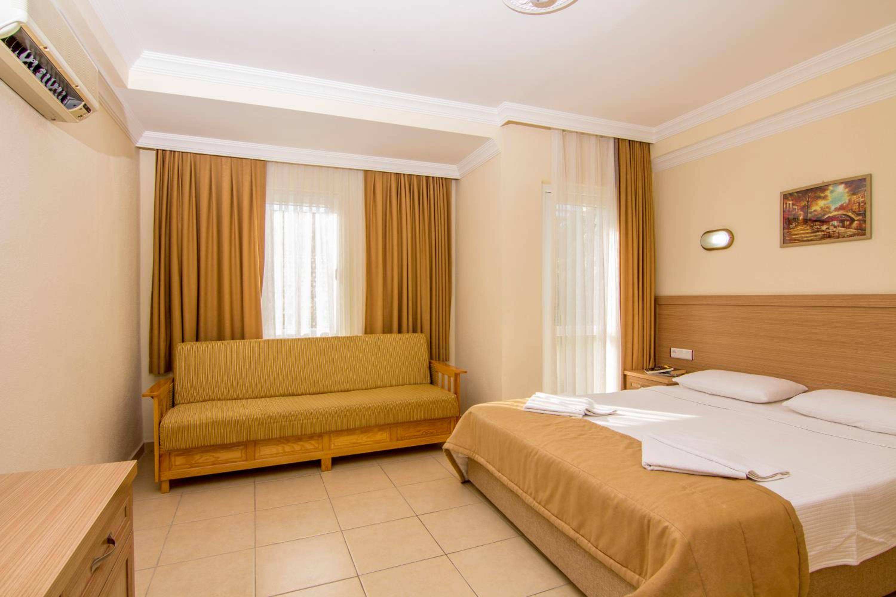 ROOM, DOUBLE BED