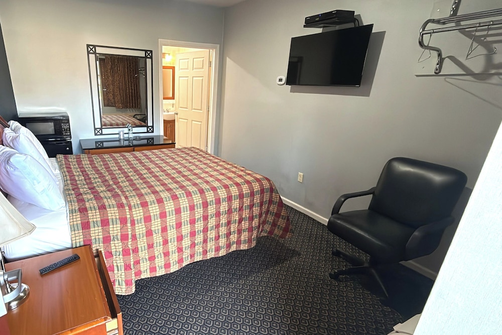 At 9 Motel Near Freehold I-195 21/38