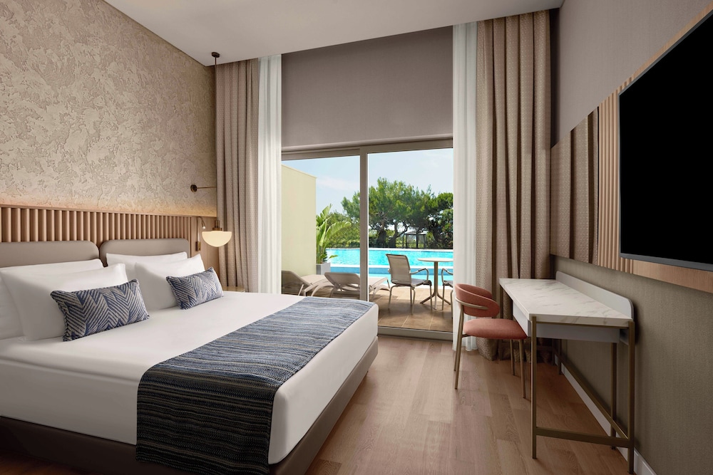 Swim Up, Family, 1 King and 1 Single Beds, Sea View