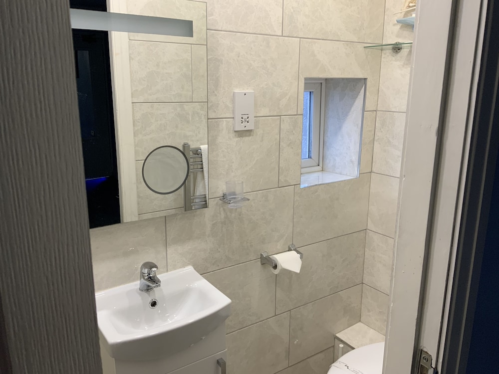 Glenroy Hotel 27/35