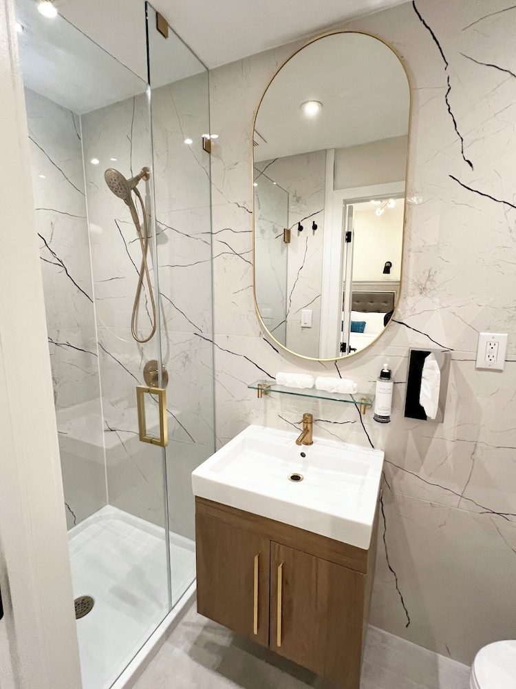 Toronto Rooms And Suites 42/49