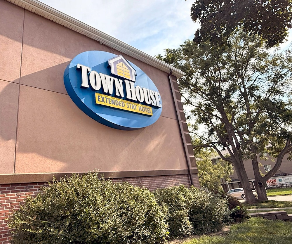 Town House Extended Stay Hotel Downtown 3/64