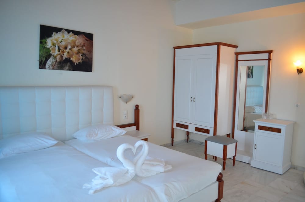 SUPERIOR, DOUBLE OR TWIN BED