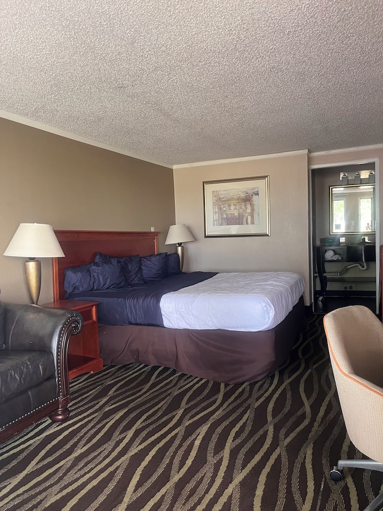 Monroe Hotel 23/52
