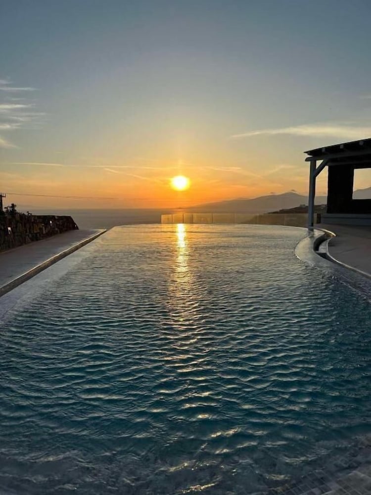 WHITE ROCK SUITES & VILLAS 39/50