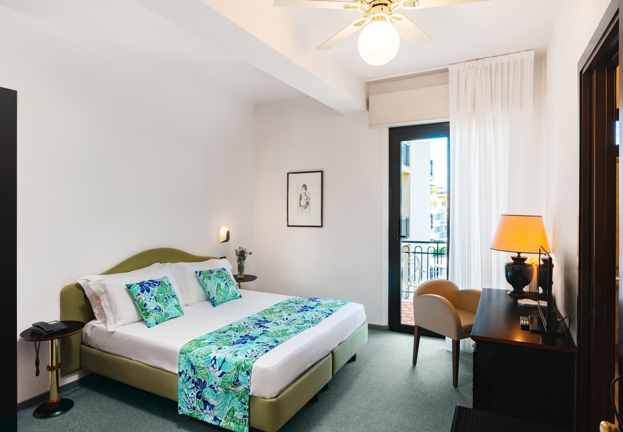 DELUXE, DOUBLE OR TWIN BED, SEA VIEW