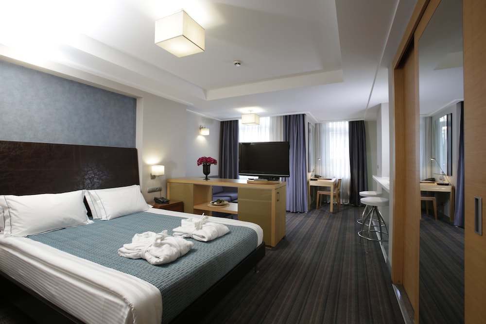 Housez Suites 17/65