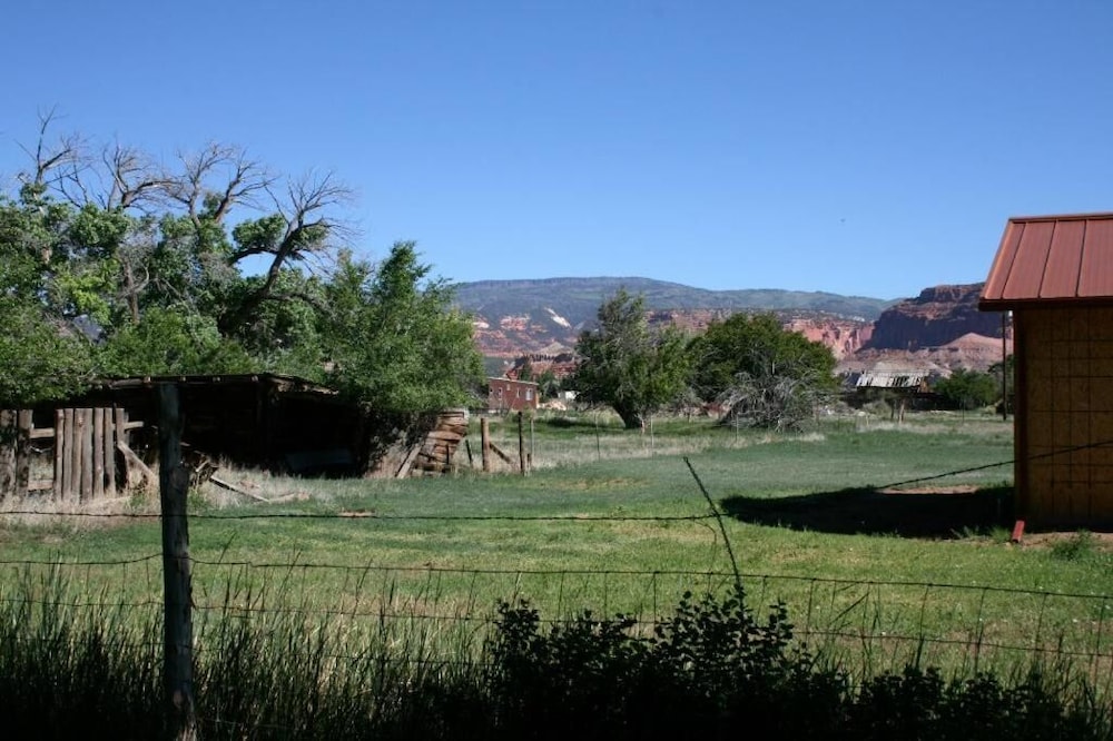Austin\'s Chuckwagon Motel 35/41