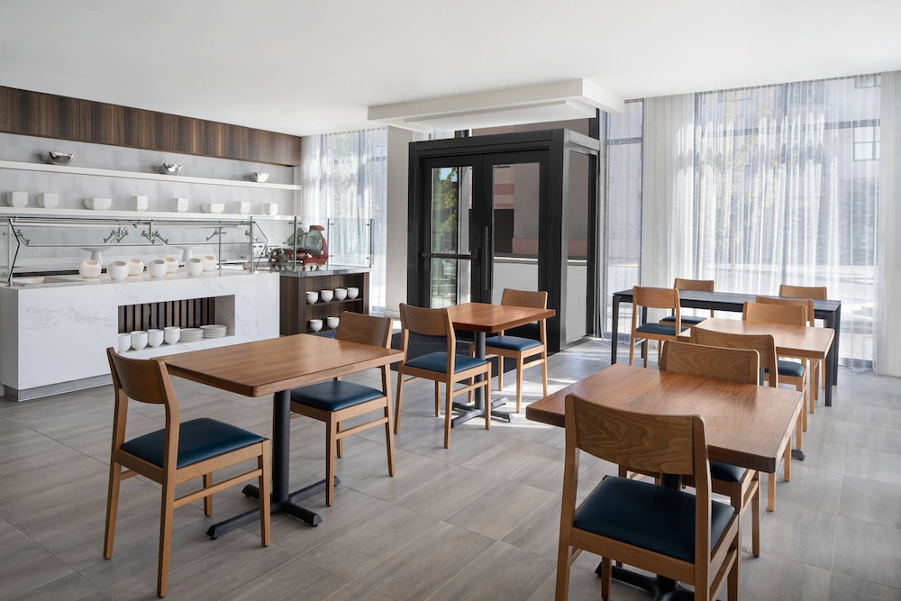 AC Hotel by Marriott Santa Rosa Sonoma Wine Country 44/55
