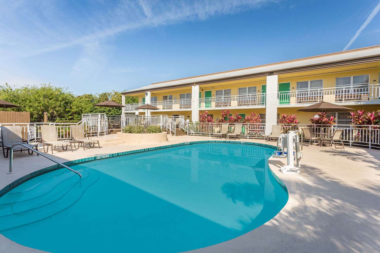 Super 8 by Wyndham Ellenton Bradenton Area 18/29
