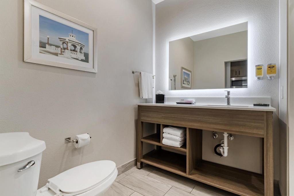 غرفة بسرير كينج مع أريكة، Executive Residency By Best Western Corpus Christi 2/3