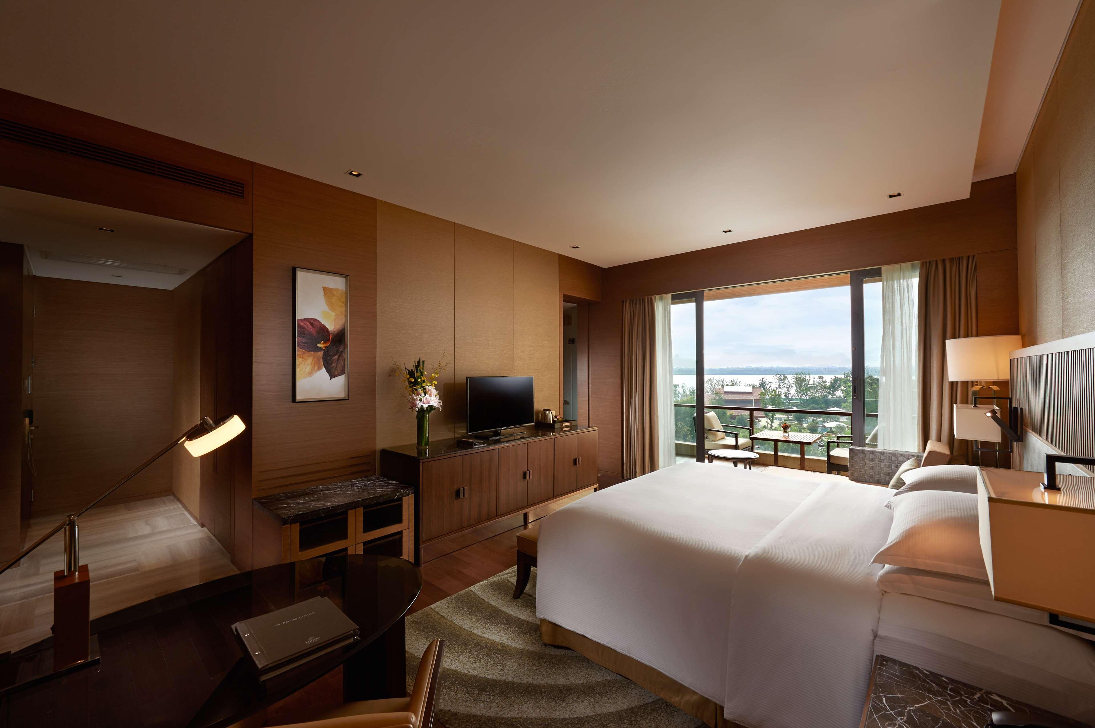 GUEST ROOM, KING BED, ACCESSIBLE