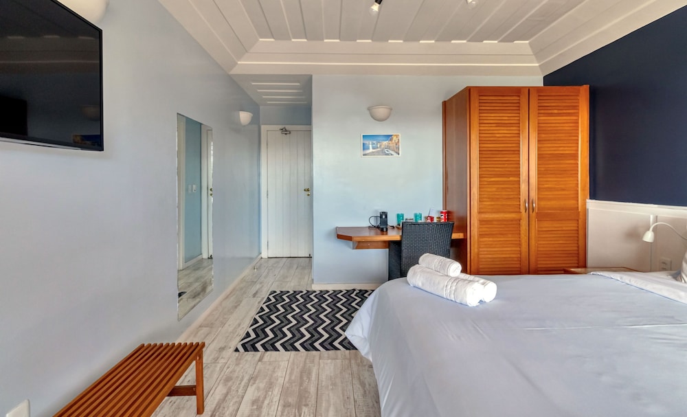 DELUXE, QUEEN BED, OCEAN VIEW