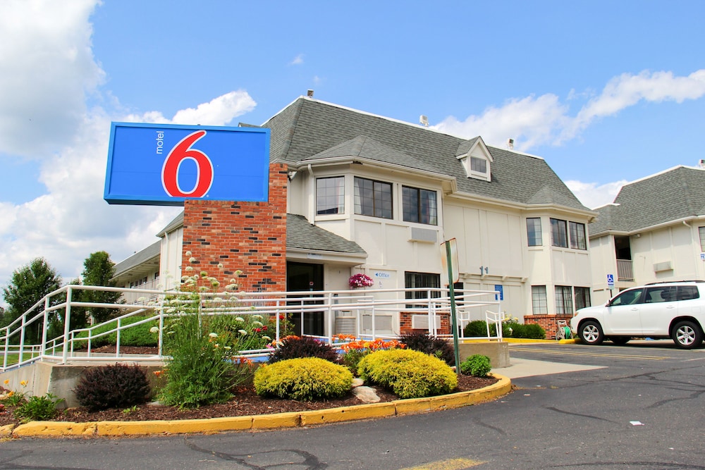 Motel6 Enfield, CT - Hartford 49/57
