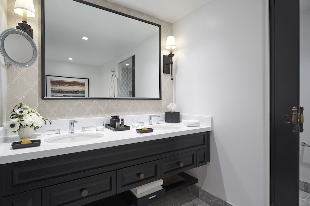 Shangri La, 2 Queen Beds 4/4