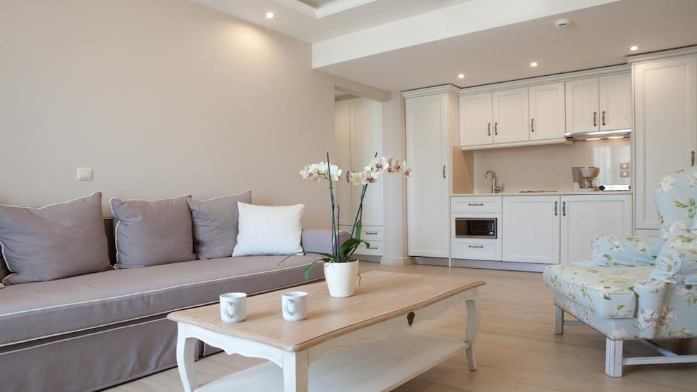 Royal Nidri Hotel & Apartments 10/15