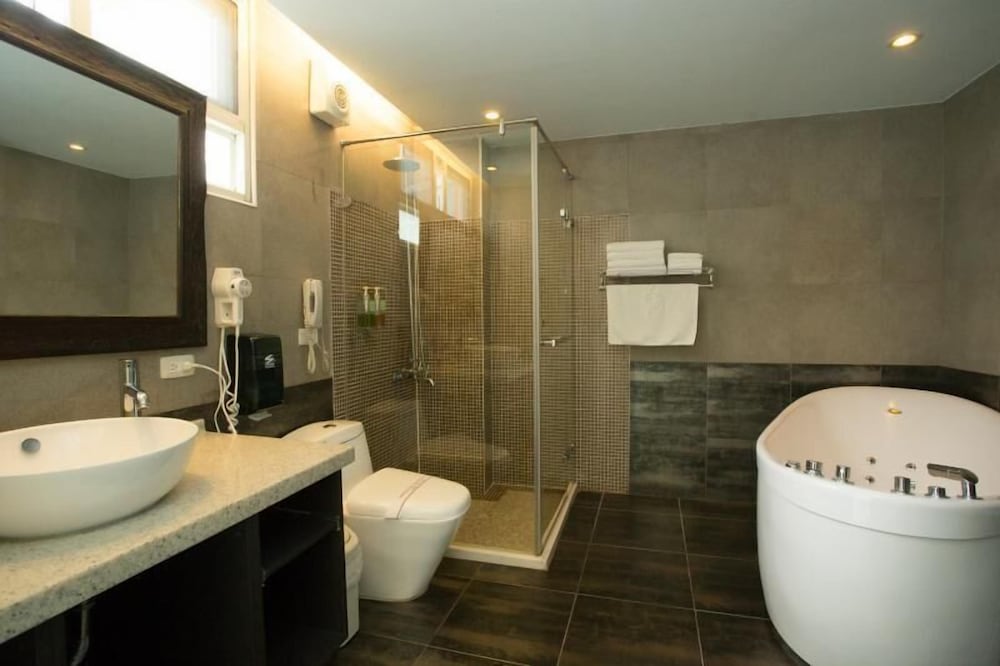 غرفة عائلية رباعية بسرير كينج وسرير كوين، River Forest Resort Hotel 5/5