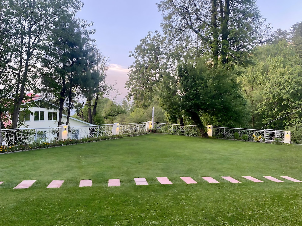 Pinemont Hotel Murree 51/57