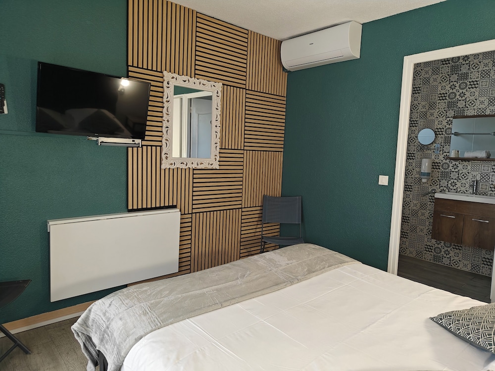 Auberge Des Pins 17/42
