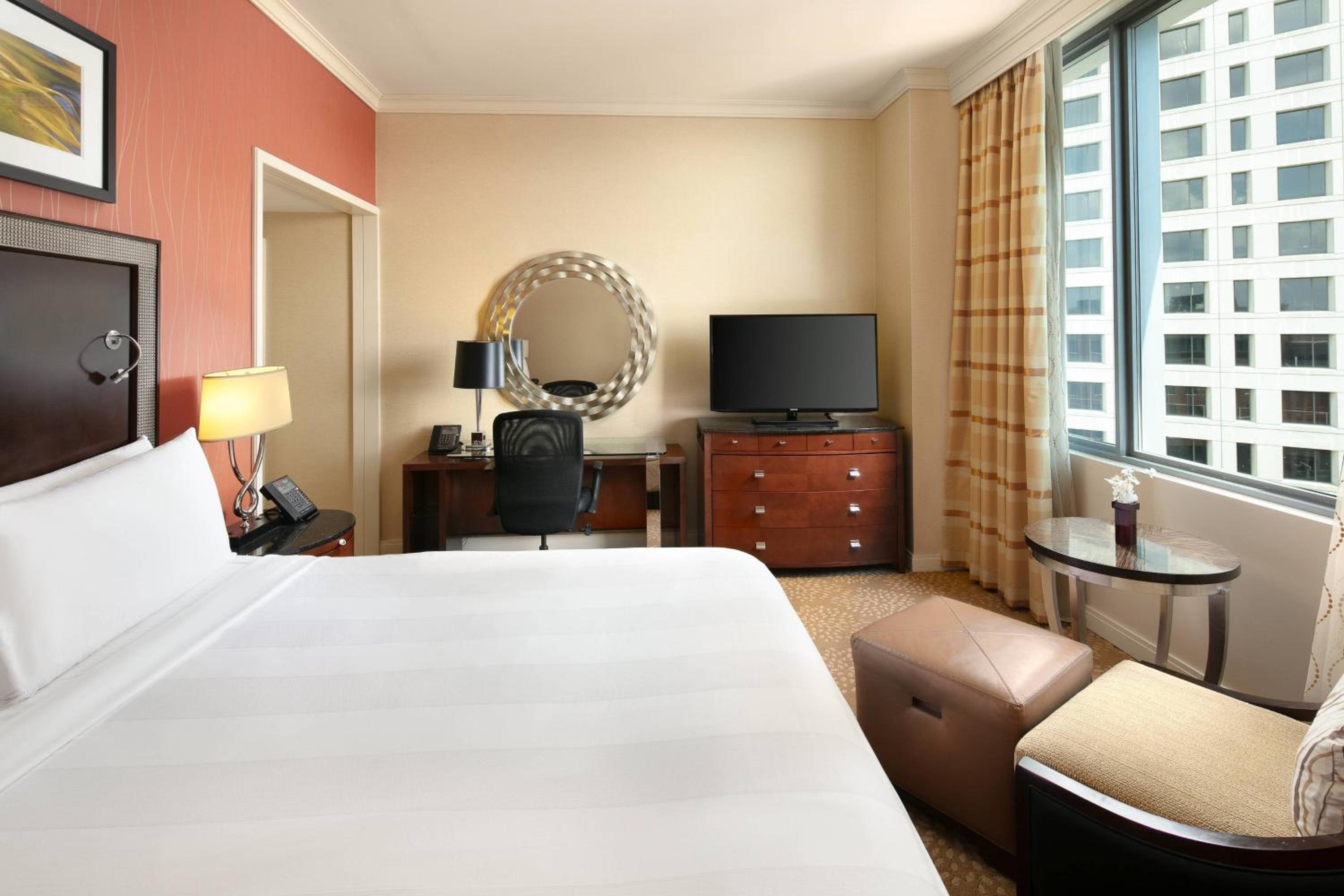 Room, King Bed, Concierge Level, Corner