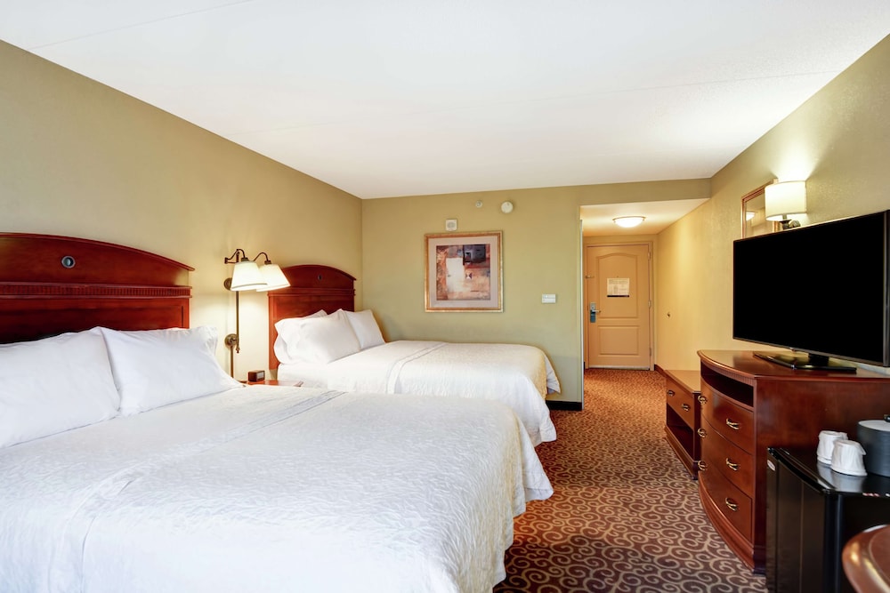 Hampton Inn & Suites Fredericksburg-at Celebrate Virginia 8/39
