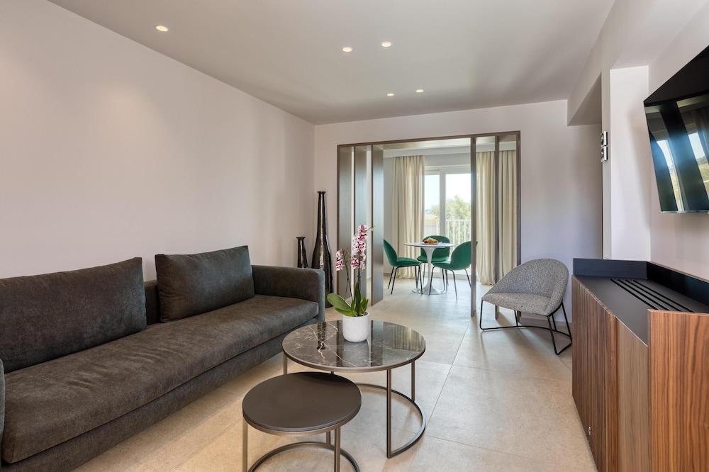 Neptune Luxury Resort 50/78