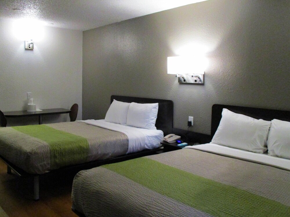 DELUXE, 2 QUEEN BEDS, KITCHENETTE, SMOKING